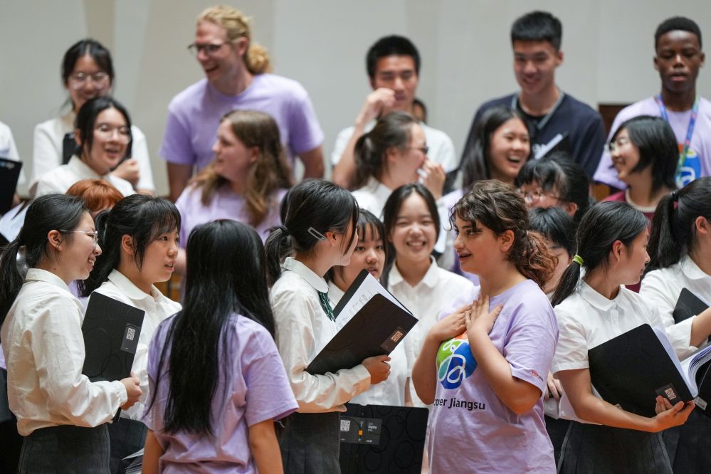 2026年7月17日，在南京市第一中学，中美青少年在音乐展演彩排间隙交流。新华社记者 李博 摄
